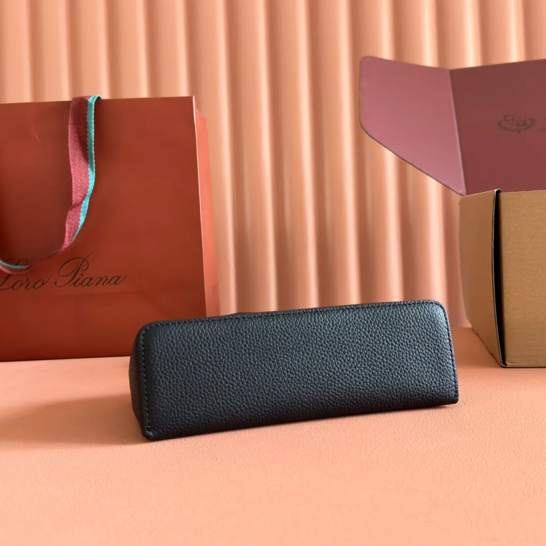 p1160💋💋💋【Original leather configuration counter complete set of packaging】 𝐋𝐨𝐫𝐨 𝐏𝐢𝐚𝐧@ Extra pocket L19 series handbag/crossbody bag, all steel, the most comfortable life is the undefined life, just like loro The material design of pian@ does not require complicated design styles. The simple and soft outline is elegant and durable, like an exquisite cosmetic case, which perfectly balances appearance and functionality. The leather is delicate and feels as soft as butter. The small bag has a large capacity. It is not only portable with a thin shoulder strap, but can also be worn cross-body. Sisters who have a special liking for minimalist style can buy it. It is simple and versatile. The simpler, the more different. Stars and Instagram celebrities are all planting it. There are two sizes of 19 cm and 27 cm. One is exquisite and casual, and the other is elegant and grand. Size: Small: length 19×width 7×height 12cm (